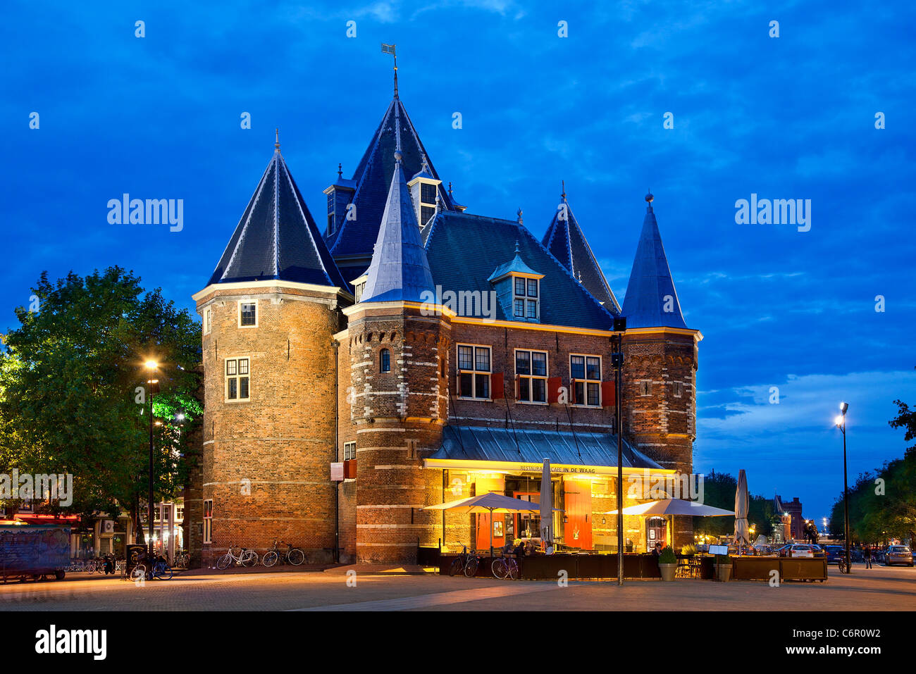 Place Nieuwmarkt et bâtiment historique Waag, crépuscule, Amsterdam, Pays-Bas Banque D'Images