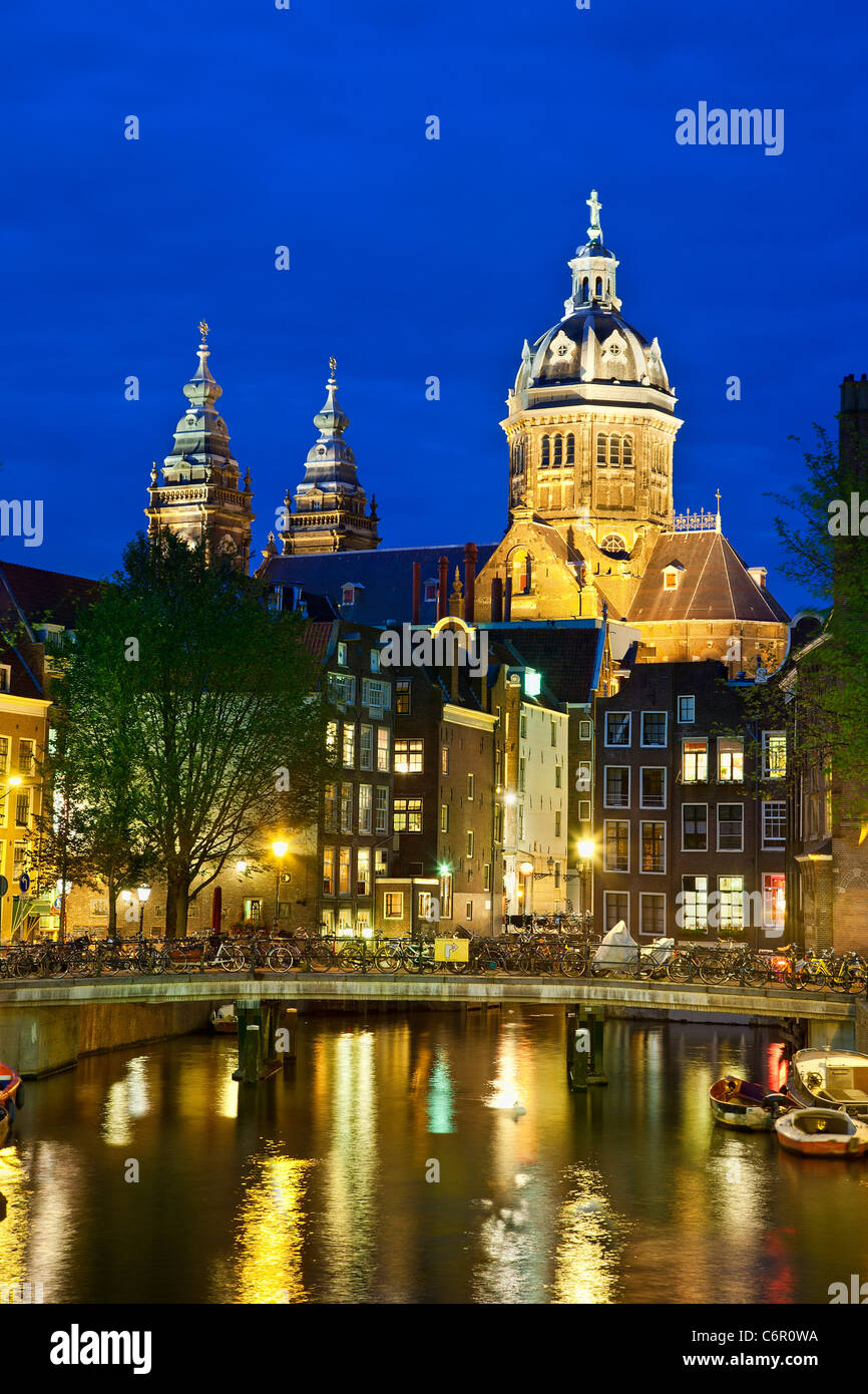 L'Europe, Pays-Bas, Amsterdam, Saint Nicolaaskerk dans la nuit Banque D'Images