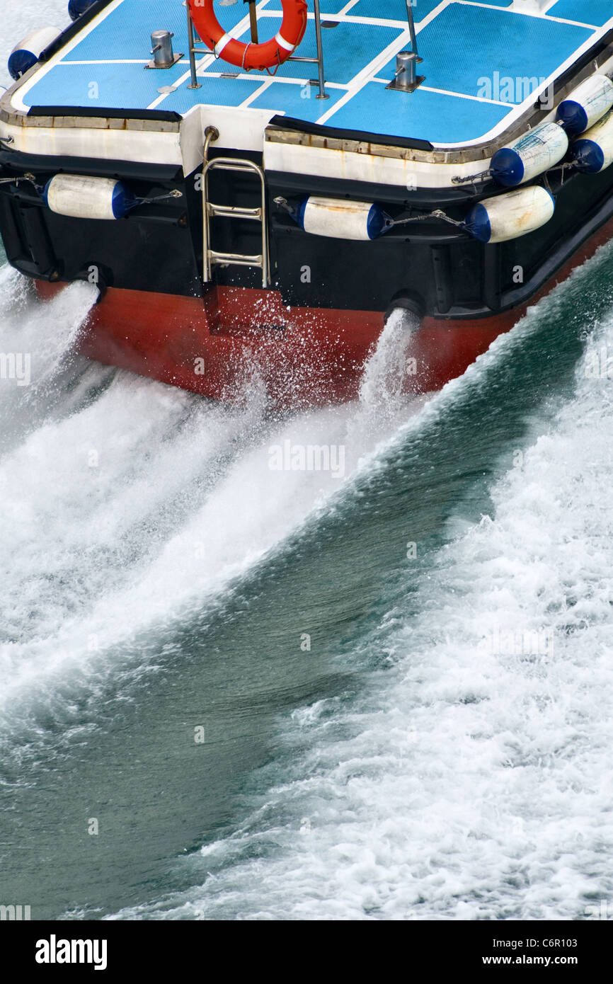 La poupe d'un lancement très rapide va mer bateau. Close up Banque D'Images