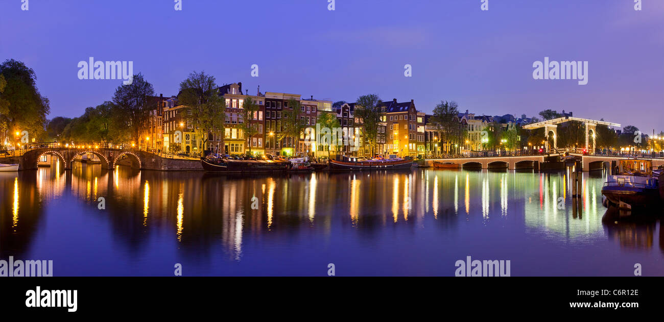L'Europe, Pays-Bas, Amsterdam, Amstel Canal et Magere Brug au crépuscule Banque D'Images