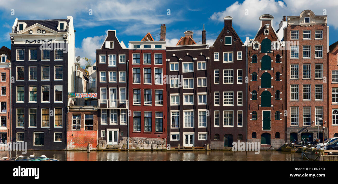 L'Europe, Pays-Bas, Amsterdam, maisons en rangées le long du Canal Banque D'Images