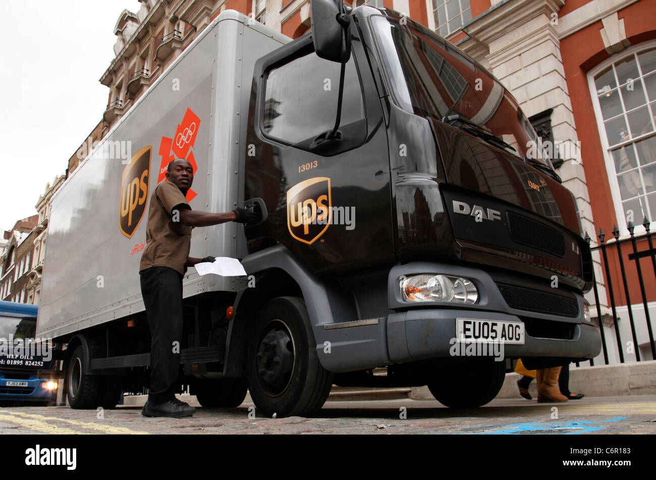 Un camion de livraison d'UPS à Londres, Angleterre, Royaume-Uni. Banque D'Images Un camion de livraison d'UPS à Londres, Angleterre, Royaume-Uni. Banque D'Images