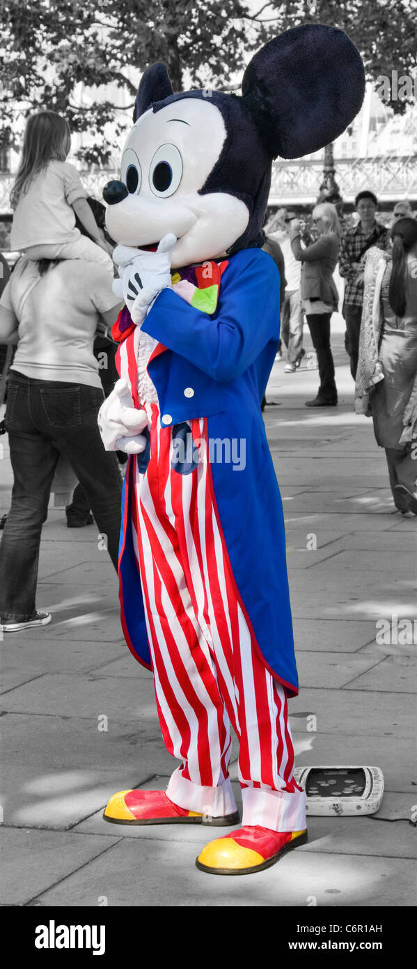 Un adulte dans un costume avec Micky Mouse couleur sauté Banque D'Images