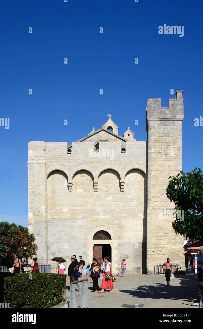 Les touristes à l'extérieur de l'église fortifiée de Les Saintes-Maries-de-la-mer ou les Saintes Maries de la Mer Camargue Provence France Banque D'Images