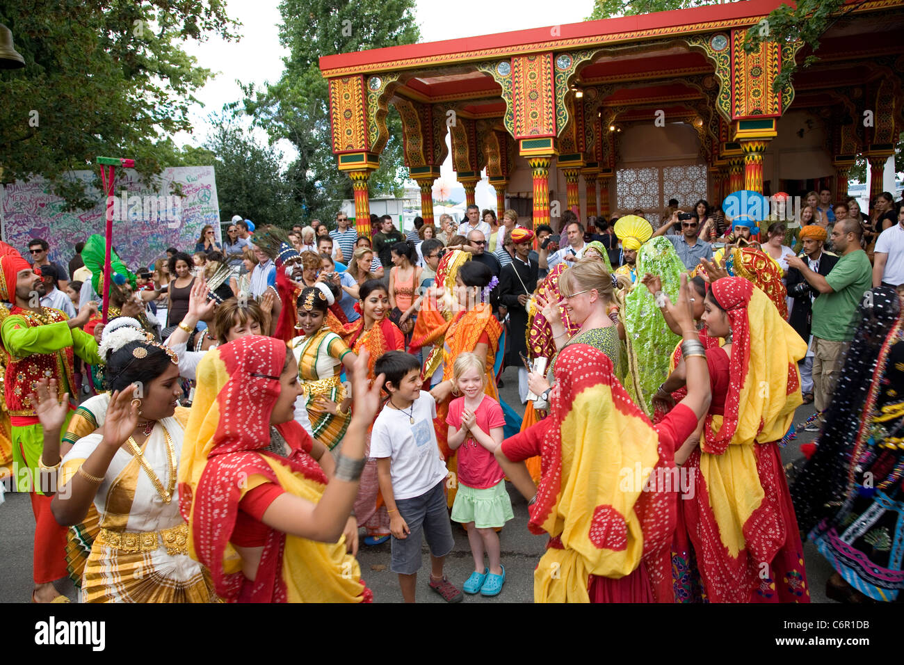 Procession des danseurs au cours de l'Inde incroyable Festival présentation à Genève Banque D'Images