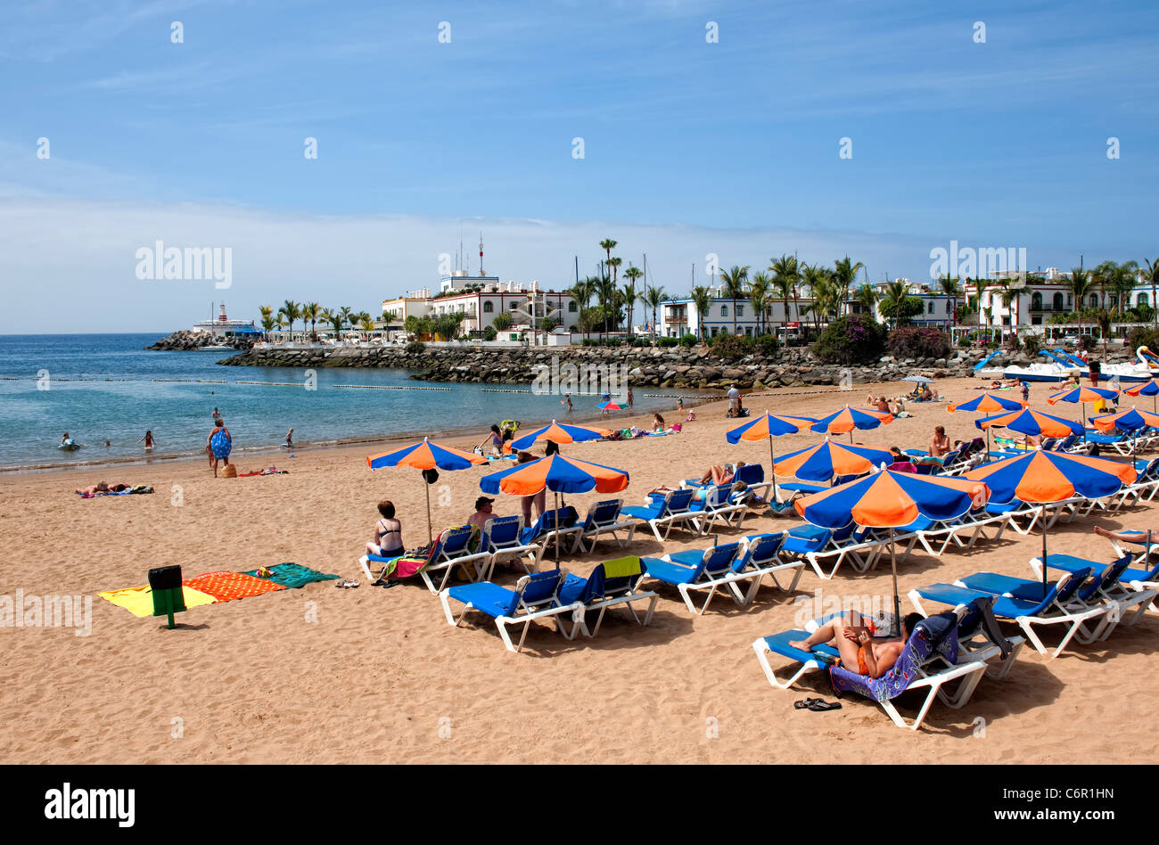 Les touristes à prendre le soleil sur la plage de Puerto Mogan sur Gran Canaria Banque D'Images