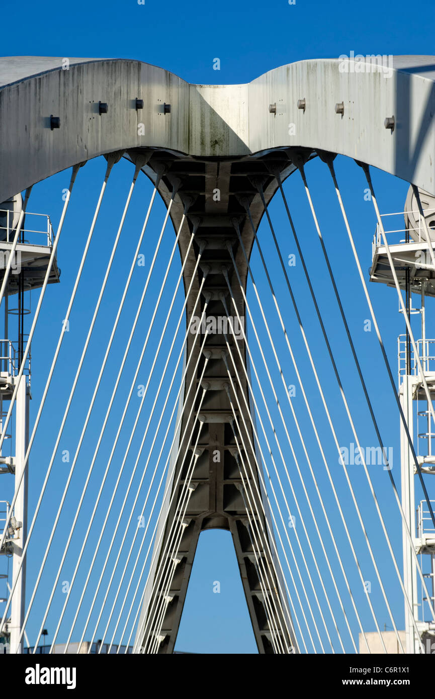 Suspension Bridge (connu sous le nom de pont de Lowry) au cours de la Manchester Ship Canal sur les Quais de Salford, près de Manchester, Angleterre, RU Banque D'Images