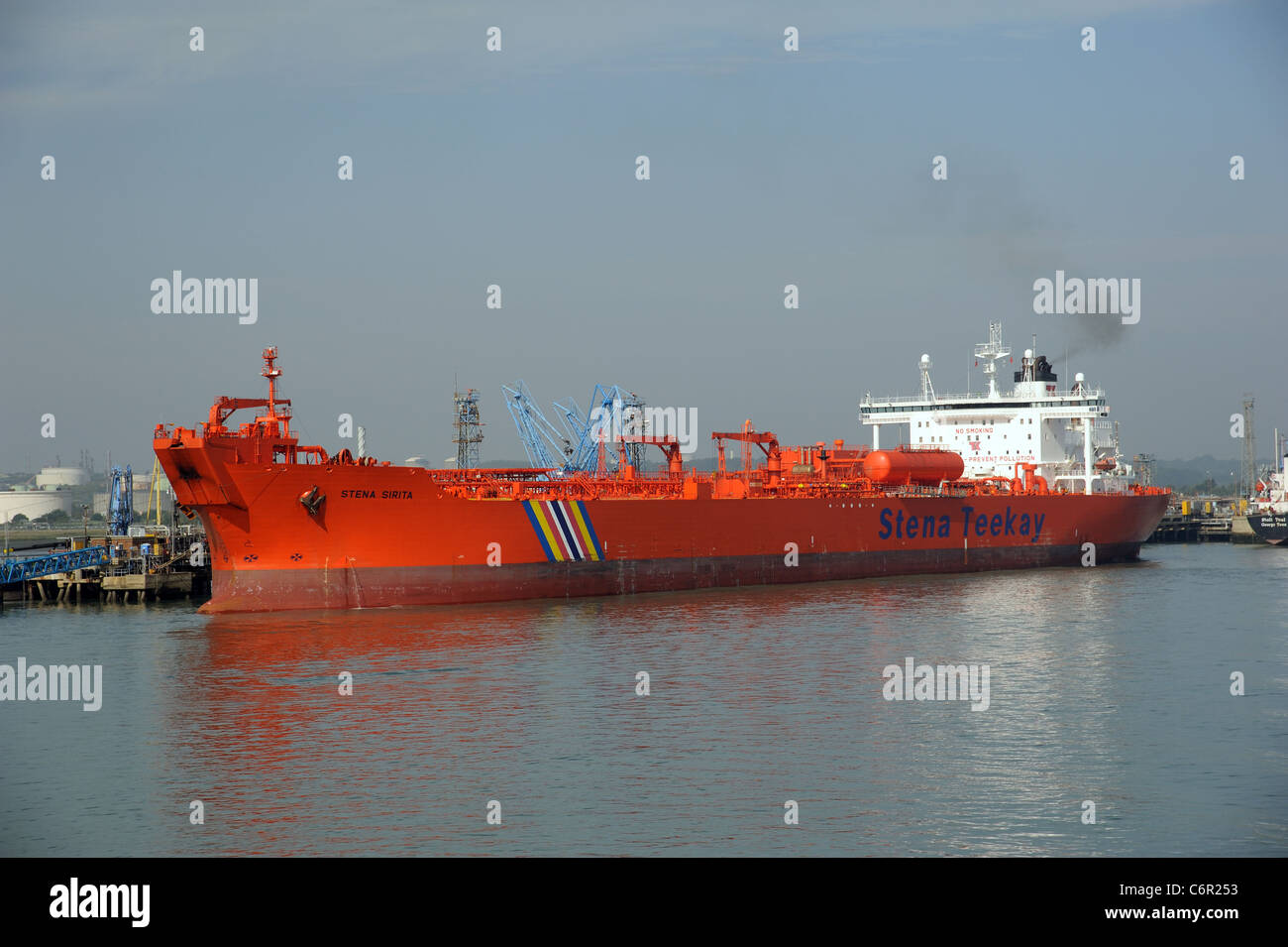 Stena Sirita un pétrole brut pétrolier navette aux côtés de raffinerie de Fawley sur Southampton Water Angleterre Le navire fait partie de Teekay Corp Banque D'Images