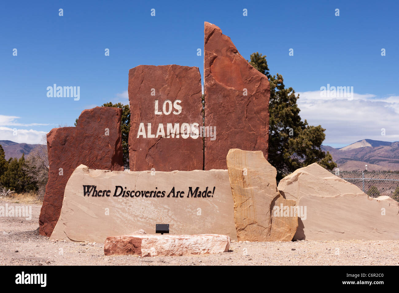 Une roche panneau à l'entrée de la ville de Los Alamos au Nouveau Mexique. Banque D'Images
