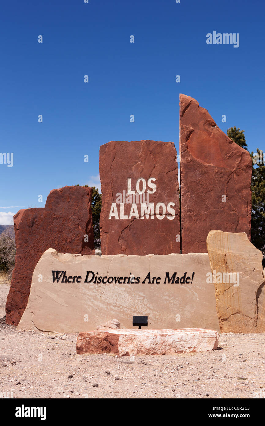 Une roche panneau à l'entrée de la ville de Los Alamos au Nouveau Mexique. Banque D'Images