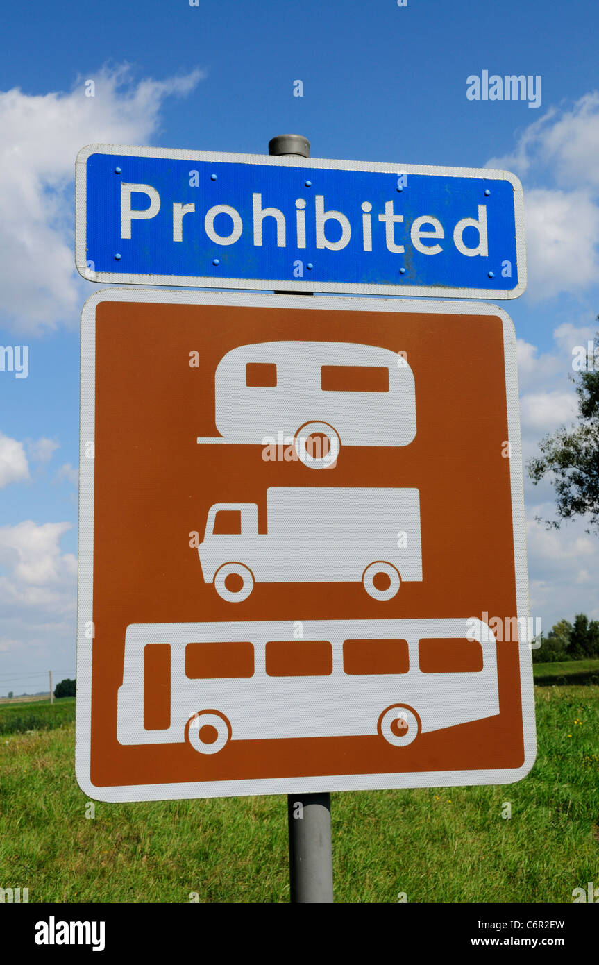 Caravanes, camions et les signe interdit à un licenciement, par dix mille Banque, près de Littleport, Cambridgeshire, Angleterre, RU Banque D'Images
