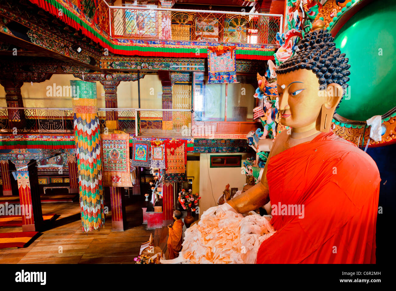 Des tentures brodées multicolores dans l'intérieur de Tawang Gompa Arunachal Pradesh, Inde Banque D'Images