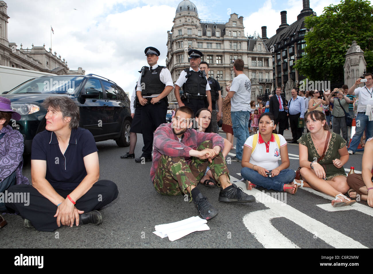 La démocratie Village campeurs tenir un sit-down de protestation devant les Chambres du Parlement. Banque D'Images