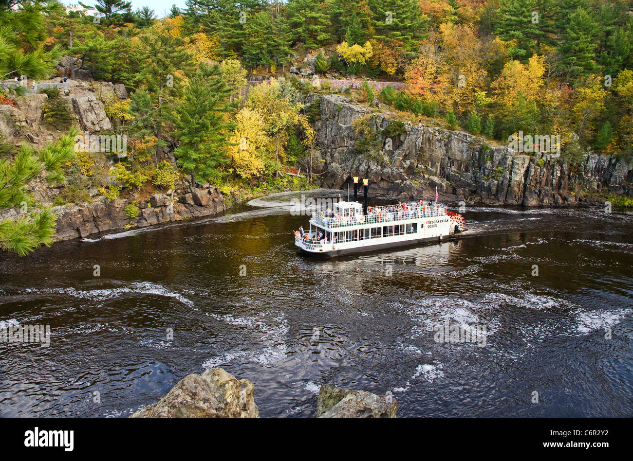 Les Taylors Falls Reine à rame se déplace en amont sur la rivière Sainte-Croix sur le Minnesota - Wisconsin frontière. Banque D'Images