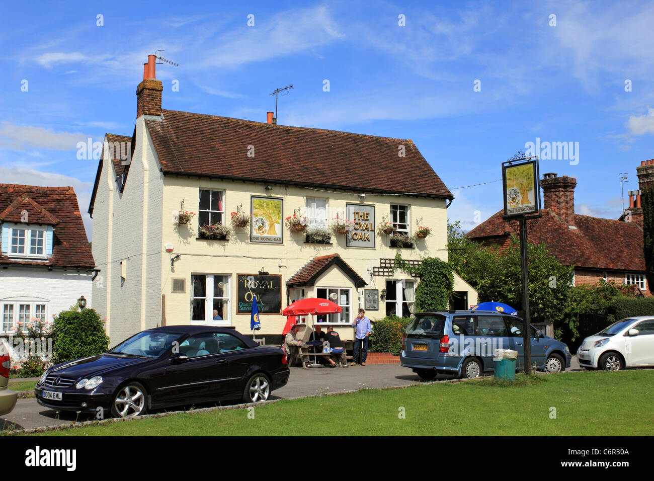 La Royal Oak pub sur le green à Headley, un joli village près de Dorking, Surrey England UK Banque D'Images