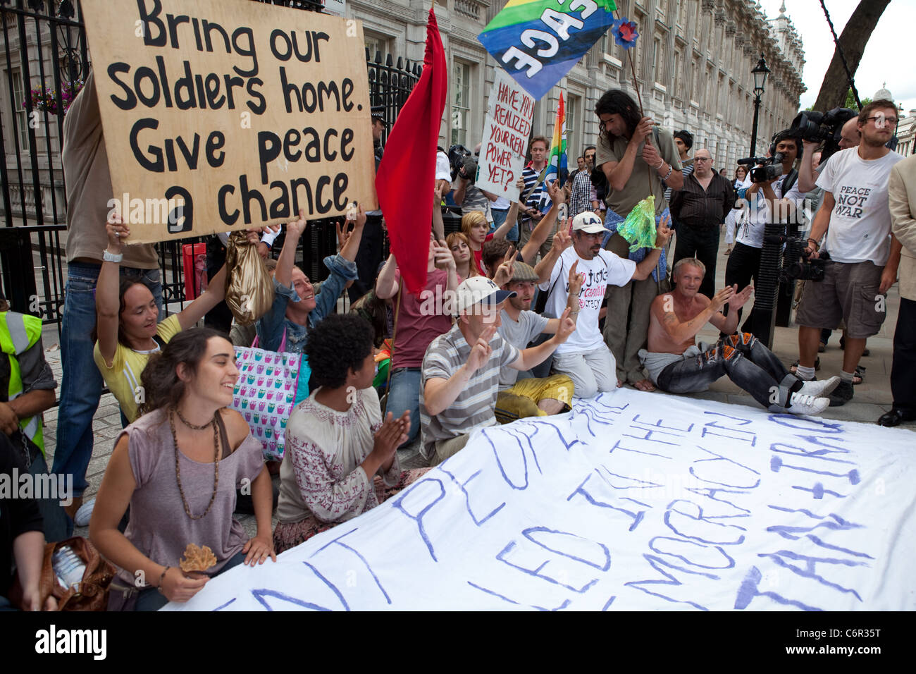 La démocratie Village manifestants devant Downing Street chant pour la paix et la fin de la guerre en Afghanistan. Banque D'Images