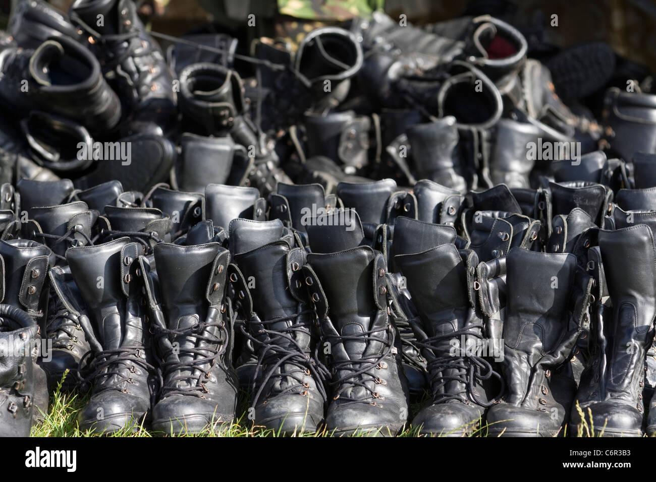 Pile de bottes militaires Règlement sur la vente Banque D'Images