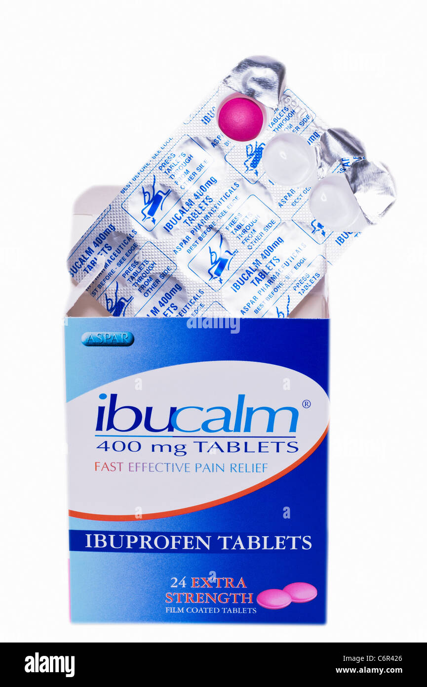 Un blister de 400mg comprimés d'ibuprofène ibucalm pour le soulagement de douleur sur fond blanc Banque D'Images