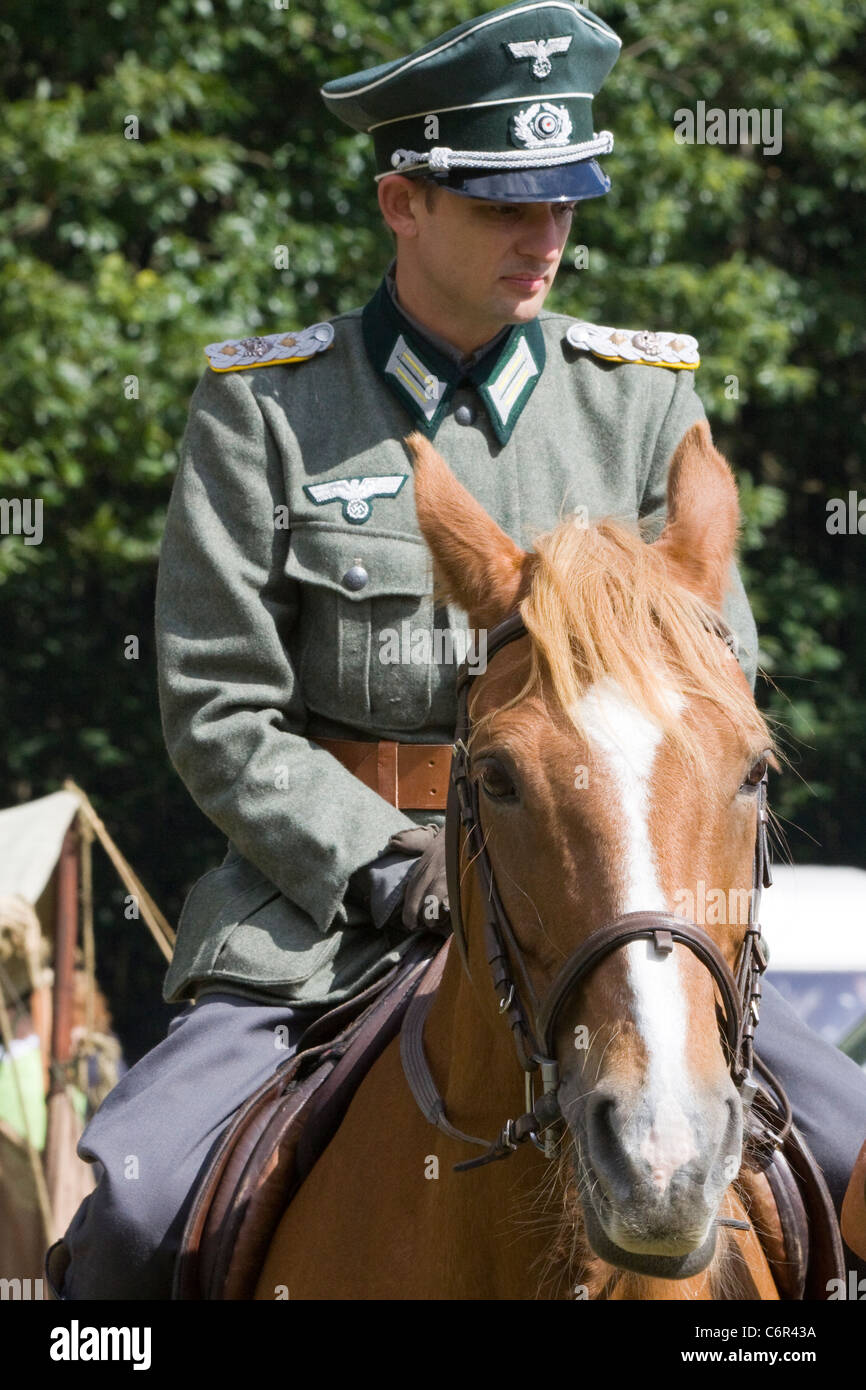 Le capitaine de la Brigade de cavalerie SS sur un cheval alezan à une reconstitution Equus ferus caballus Banque D'Images