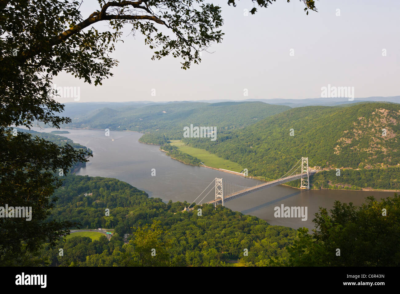 Pont suspendu de Bear Mountain l'autre côté de la rivière Hudson dans l'État de New York Banque D'Images