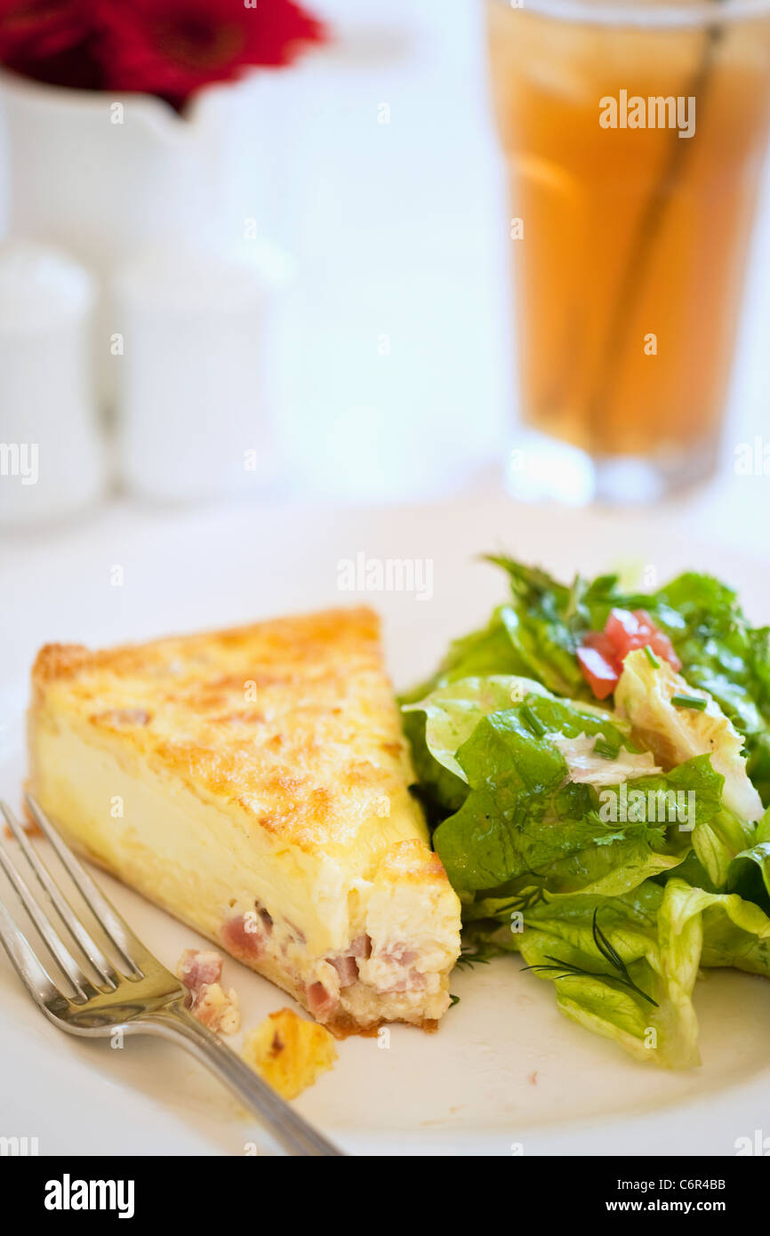 Quiche au jambon avec une salade verte et le thé glacé, Stella Mare's Restaurant, Santa Barbara, Californie, États-Unis d'Amérique Banque D'Images Quiche au jambon avec une salade verte et le thé glacé, Stella Mare's Restaurant, Santa Barbara, Californie, États-Unis d'Amérique Banque D'Images