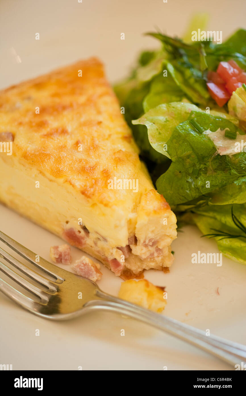 Quiche au jambon avec une salade verte, Stella Mare's Restaurant, Santa Barbara, Californie, États-Unis d'Amérique Banque D'Images Quiche au jambon avec une salade verte, Stella Mare's Restaurant, Santa Barbara, Californie, États-Unis d'Amérique Banque D'Images