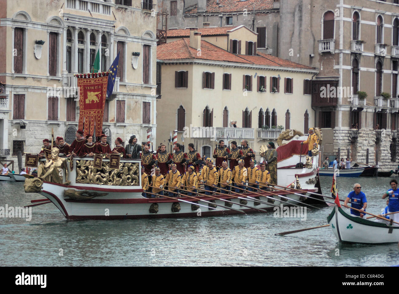 L'Office de l'état des Doges de Venise, le Bucintoro, lors de la régate historique. Regata Storica di Venezia 2013 Banque D'Images