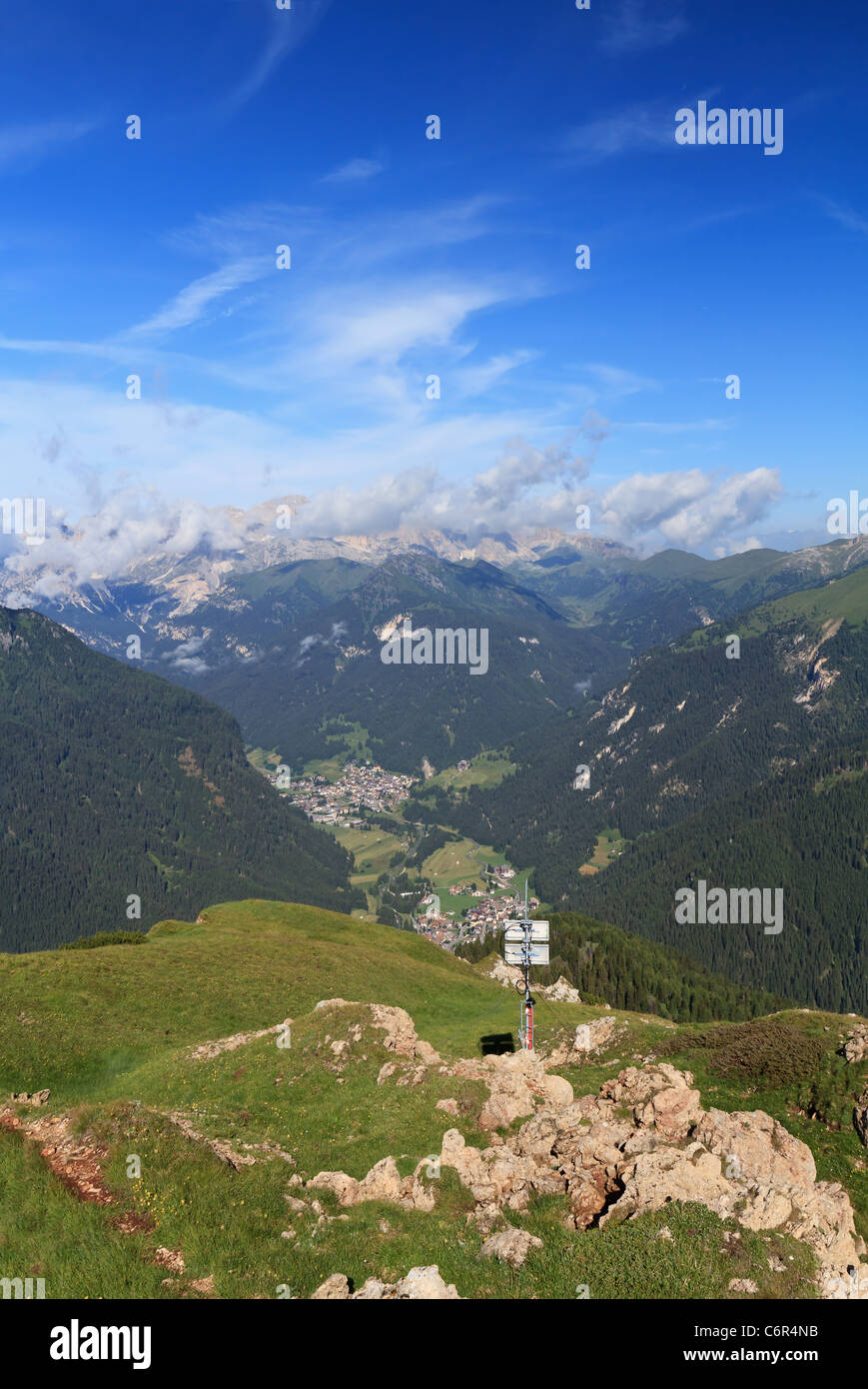 Vue aérienne de la Vallée de Fassa de Canazei, Italie Banque D'Images