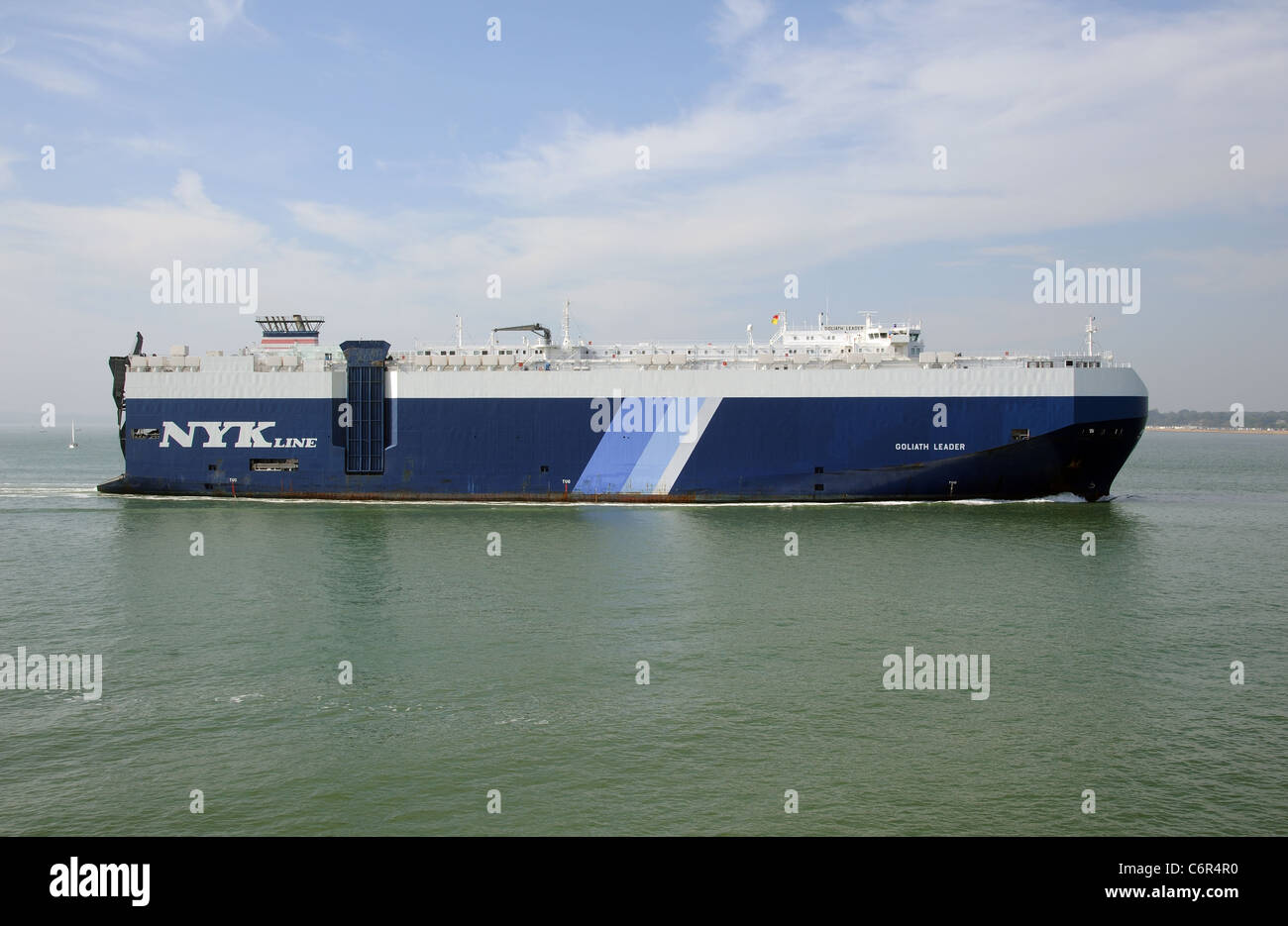 Cargo NYKline Chef Goliath passant sur Calshot Southampton Water England UK Banque D'Images