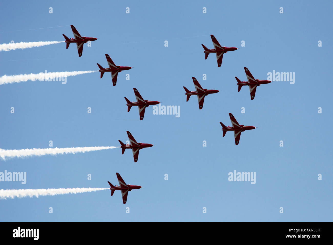 'Red Arrows' Hawk T1 jets flying in Viggen formation contre le ciel bleu, England, UK Banque D'Images