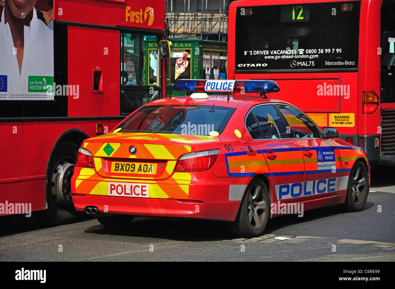 Voiture de police métropolitaine dans la circulation, Piccadilly Circus, West End, City of westminster, Greater London, Angleterre, Royaume-Uni Banque D'Images