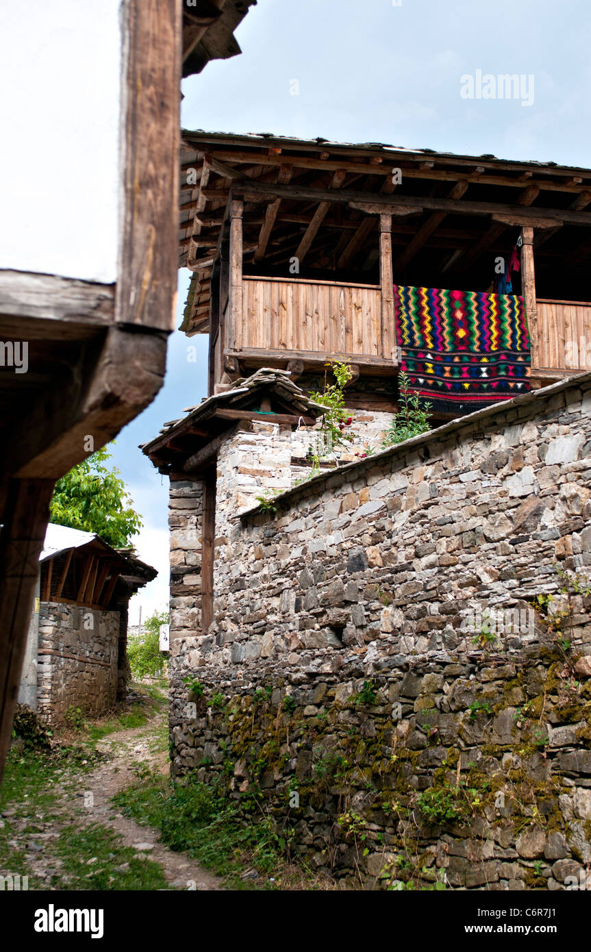 Maison traditionnelle bulgare et tapis faits main en village de Dolen - une réserve architecturale Banque D'Images