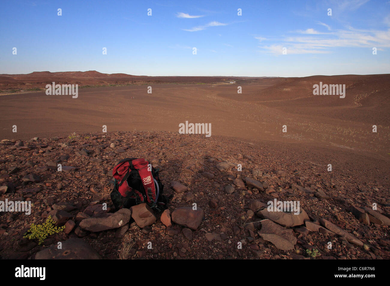 Paysage désertique avec sac à dos à l'avant-plan Banque D'Images