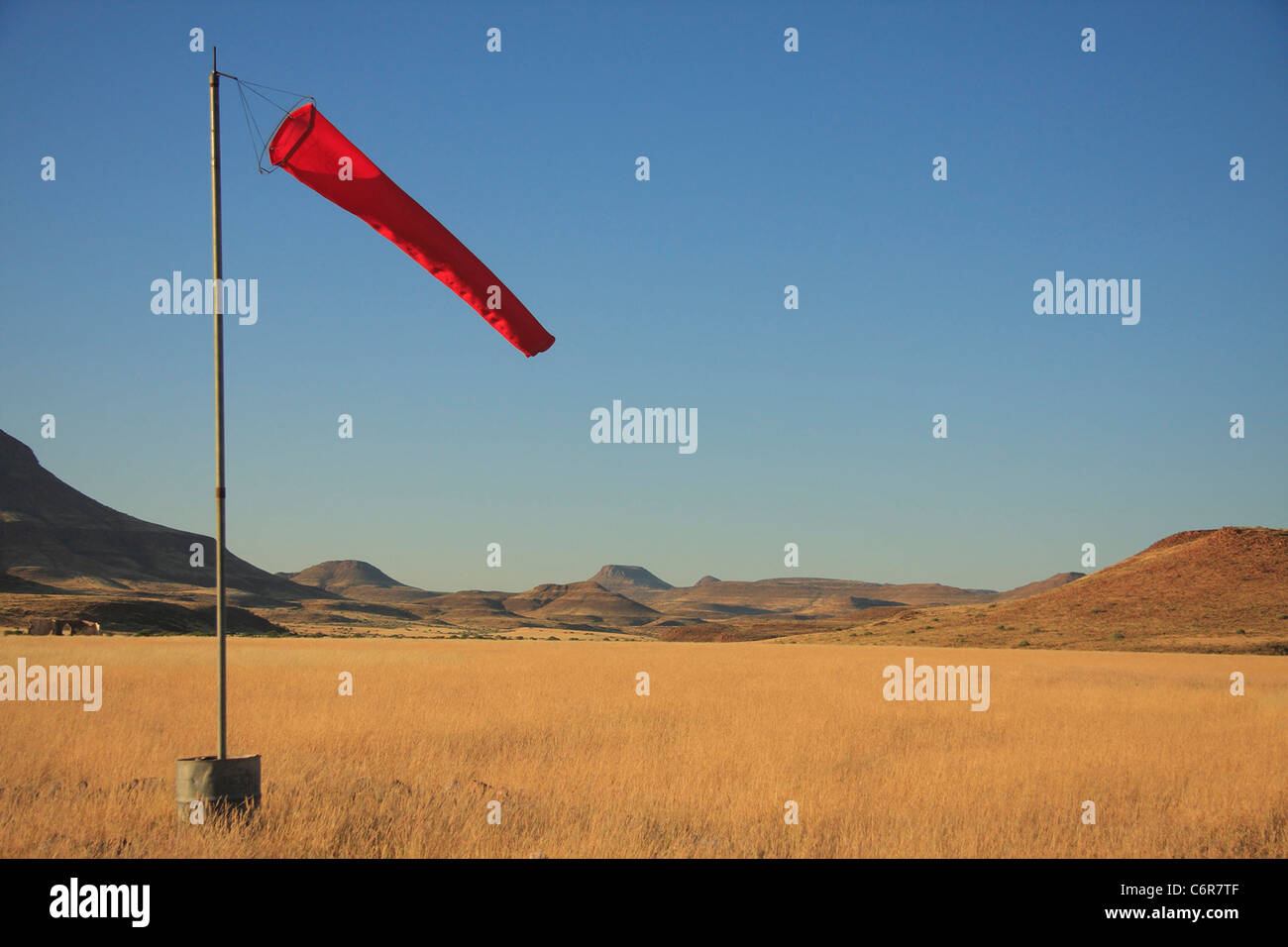 Red air sock dans paysage de désert Banque D'Images