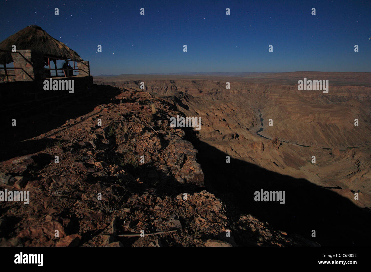 Les randonneurs au point donnant sur Fish River Canyon Banque D'Images