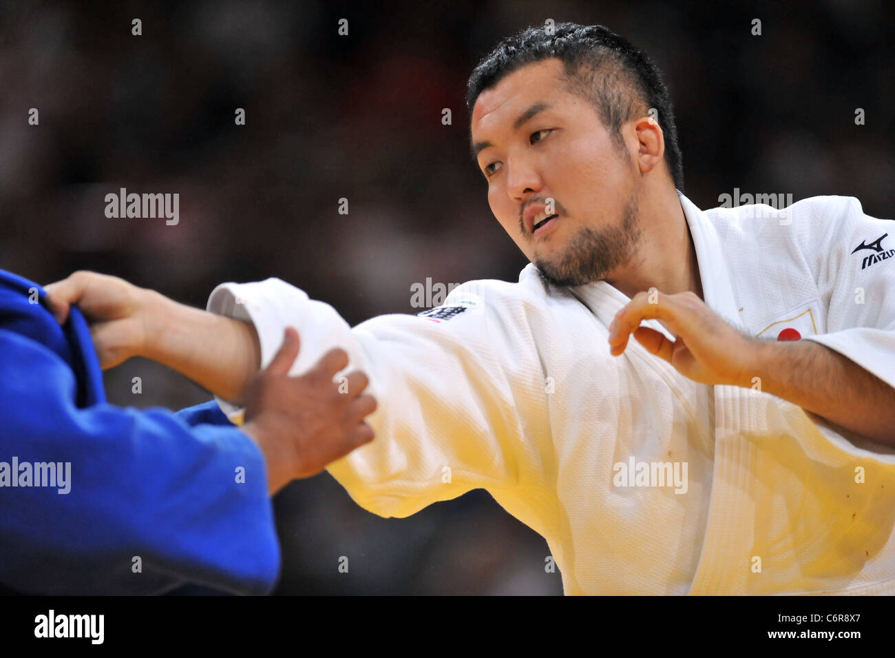 Keiji Suzuki (JPN) d'effectuer pour le championnat du monde de judo Paris 2011, l'équipe masculine des compétitions. Banque D'Images