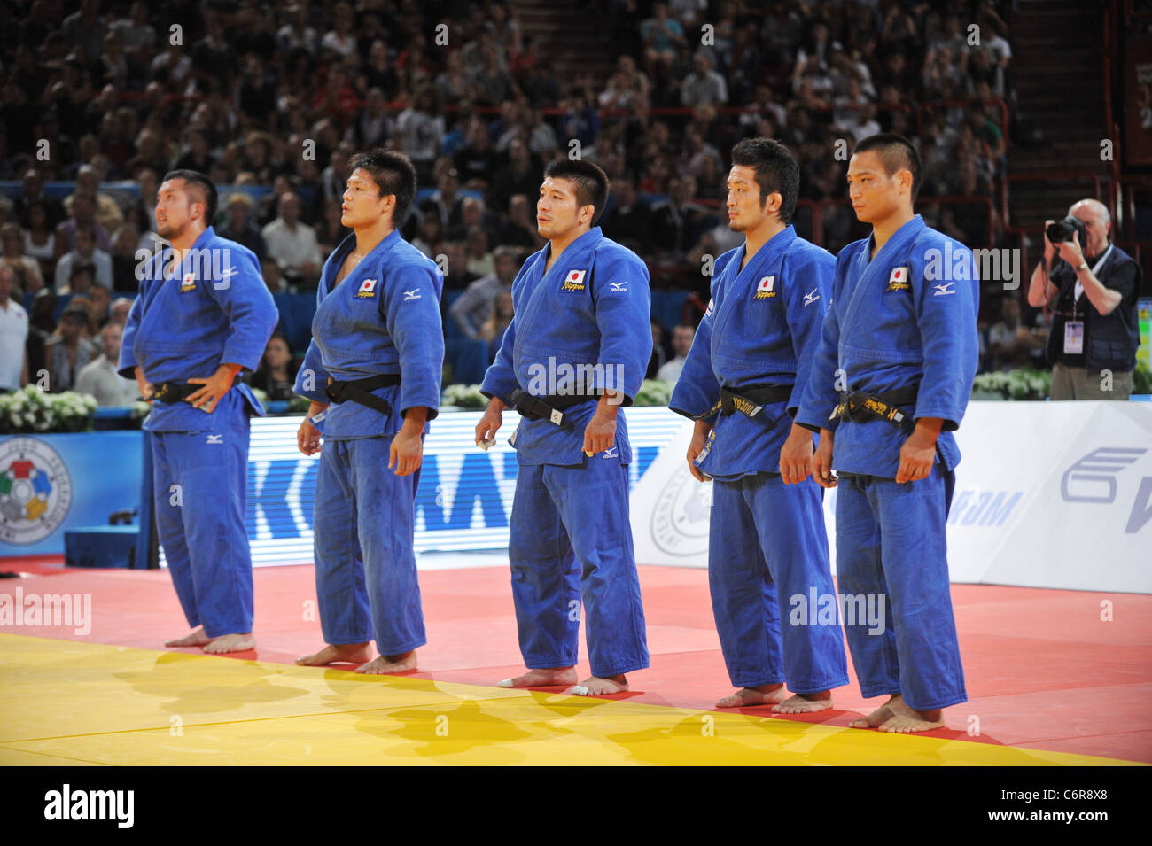 Le Japon (JPN) line-up pour le championnat du monde de judo Paris 2011, l'équipe masculine des compétitions. Banque D'Images