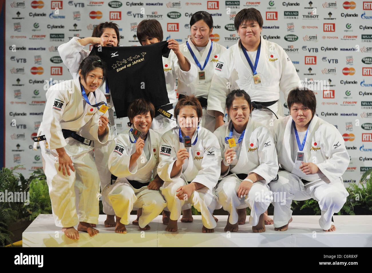 Le Japon (JPN) line-up pour le championnat du monde de judo Paris 2011, les compétitions par équipes. Banque D'Images