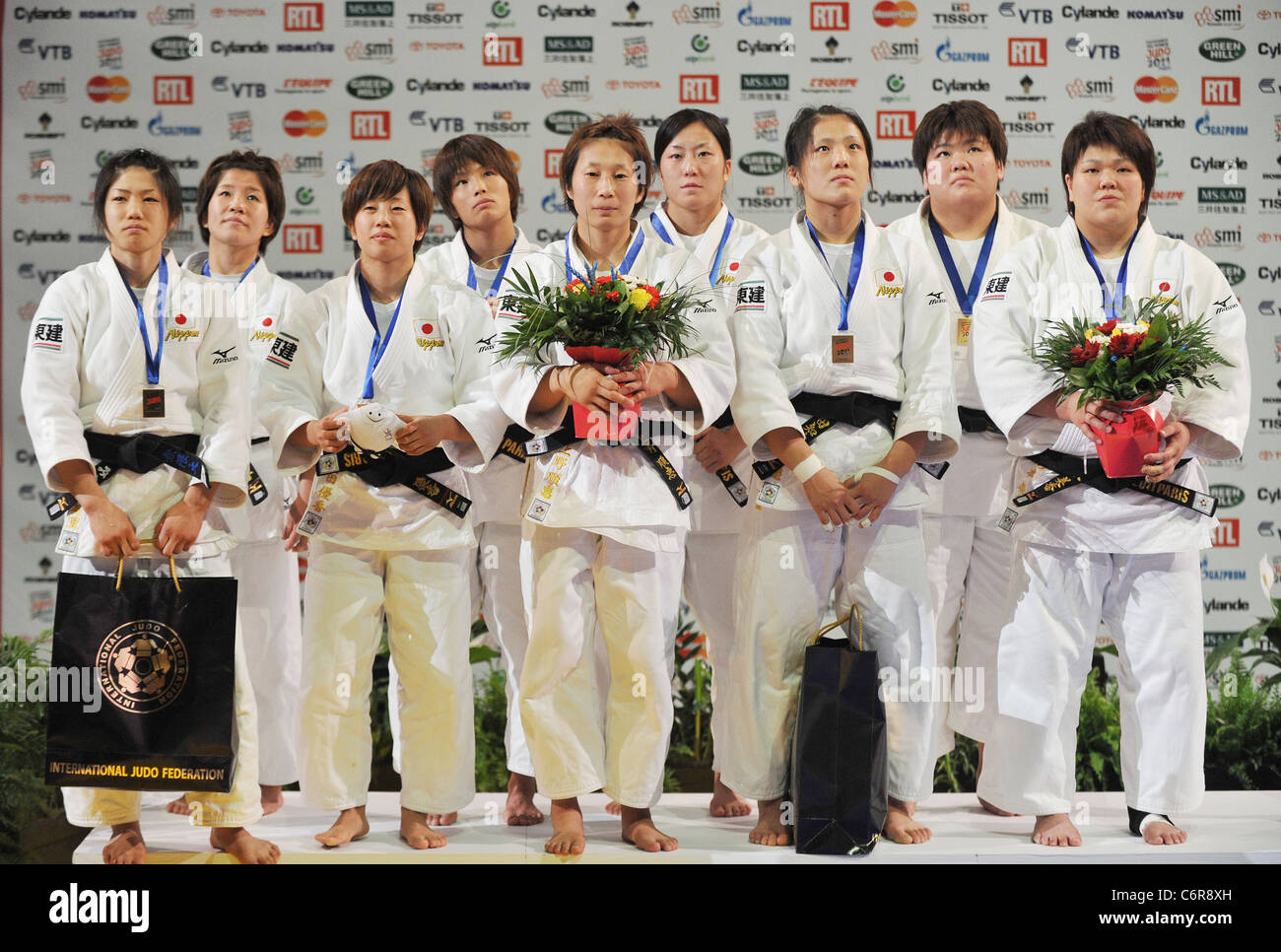 Le Japon (JPN) line-up pour le championnat du monde de judo Paris 2011, les compétitions par équipes. Banque D'Images