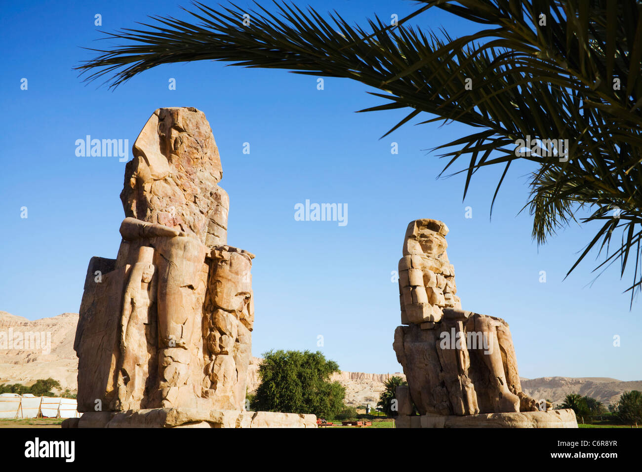 Les colosses de Memnon, deux statues d'Amenhotep III assis sur la rive ouest du Nil à Louxor, Egypte Banque D'Images