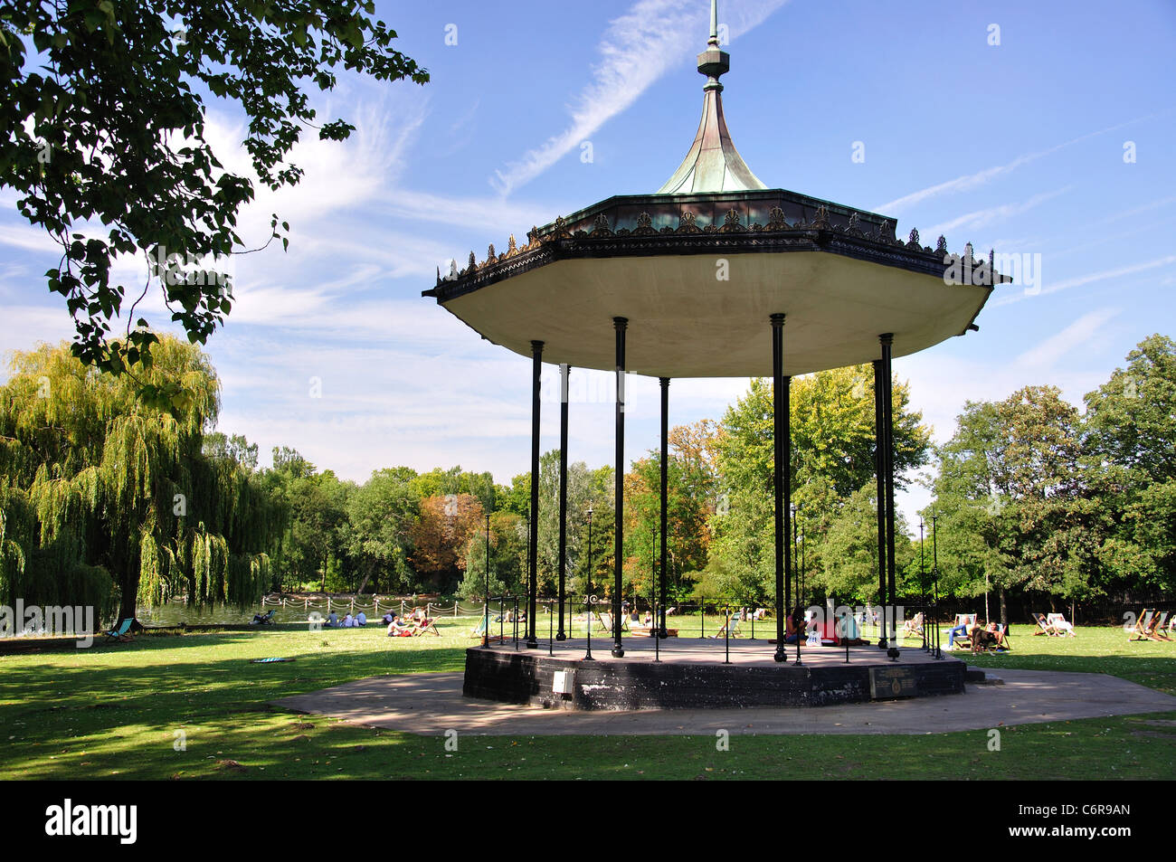 Kiosque par lac de plaisance, Regent's Park, City of Westminster, London, Greater London, Angleterre, Royaume-Uni Banque D'Images