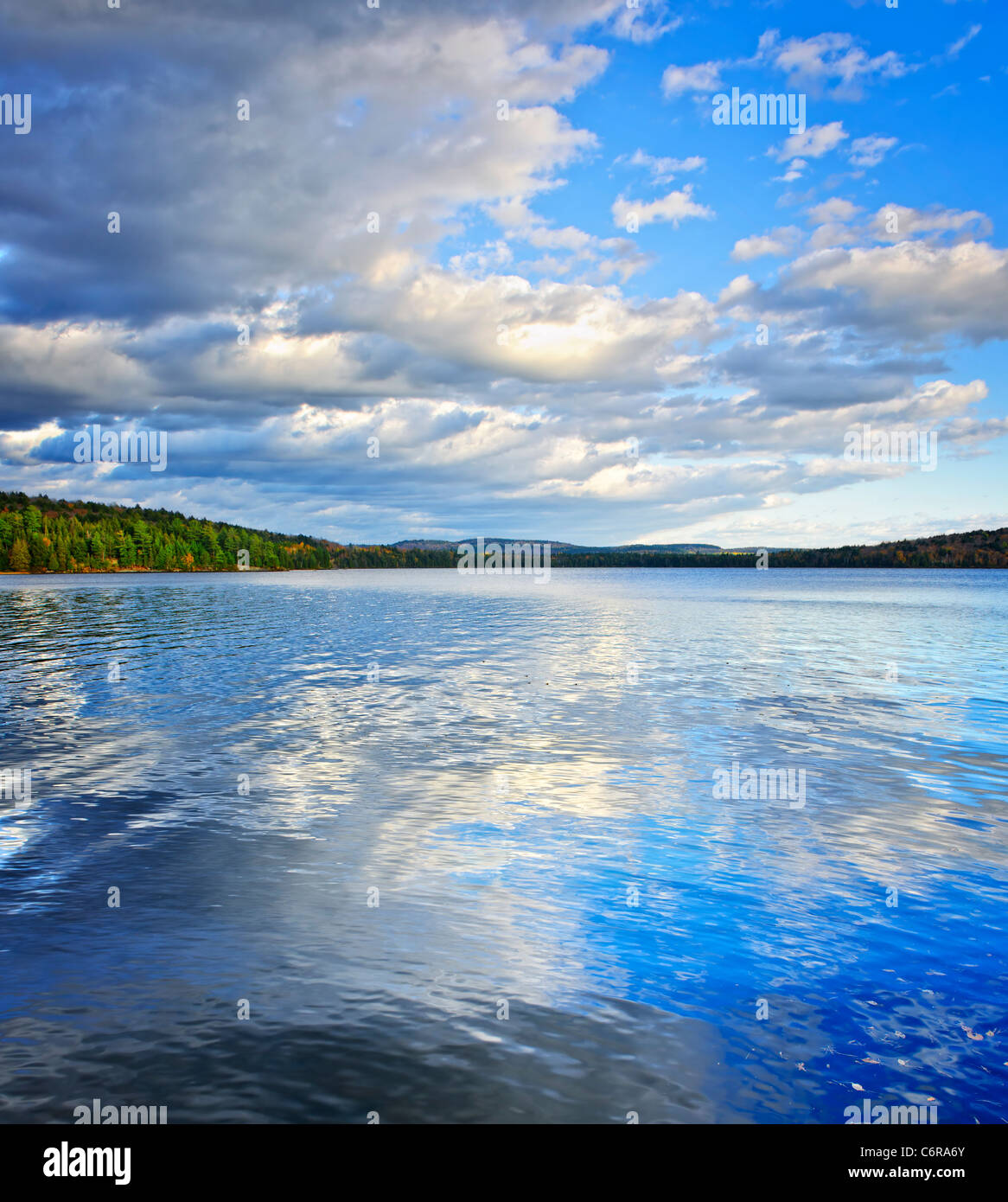 Lac de deux rivières en raison de ciel bleu et nuages dans le parc Algonquin, Canada Banque D'Images