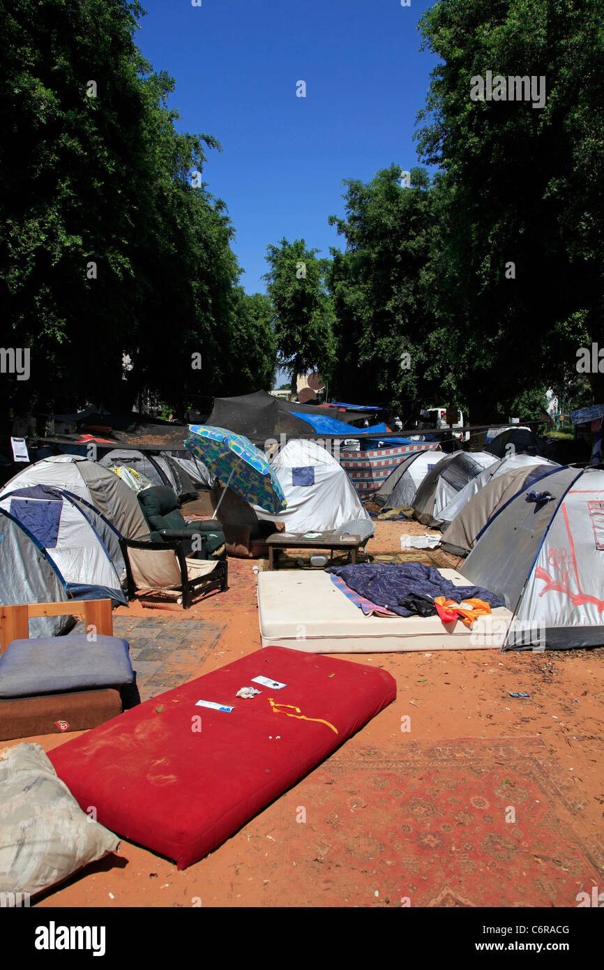 Les israéliens dans la tente de camping City composé dans l'avenue  Rothschild à Tel Aviv au cours d'une manifestation contre la hausse  vertigineuse des prix de l'immobilier en Israël. La justice sociale