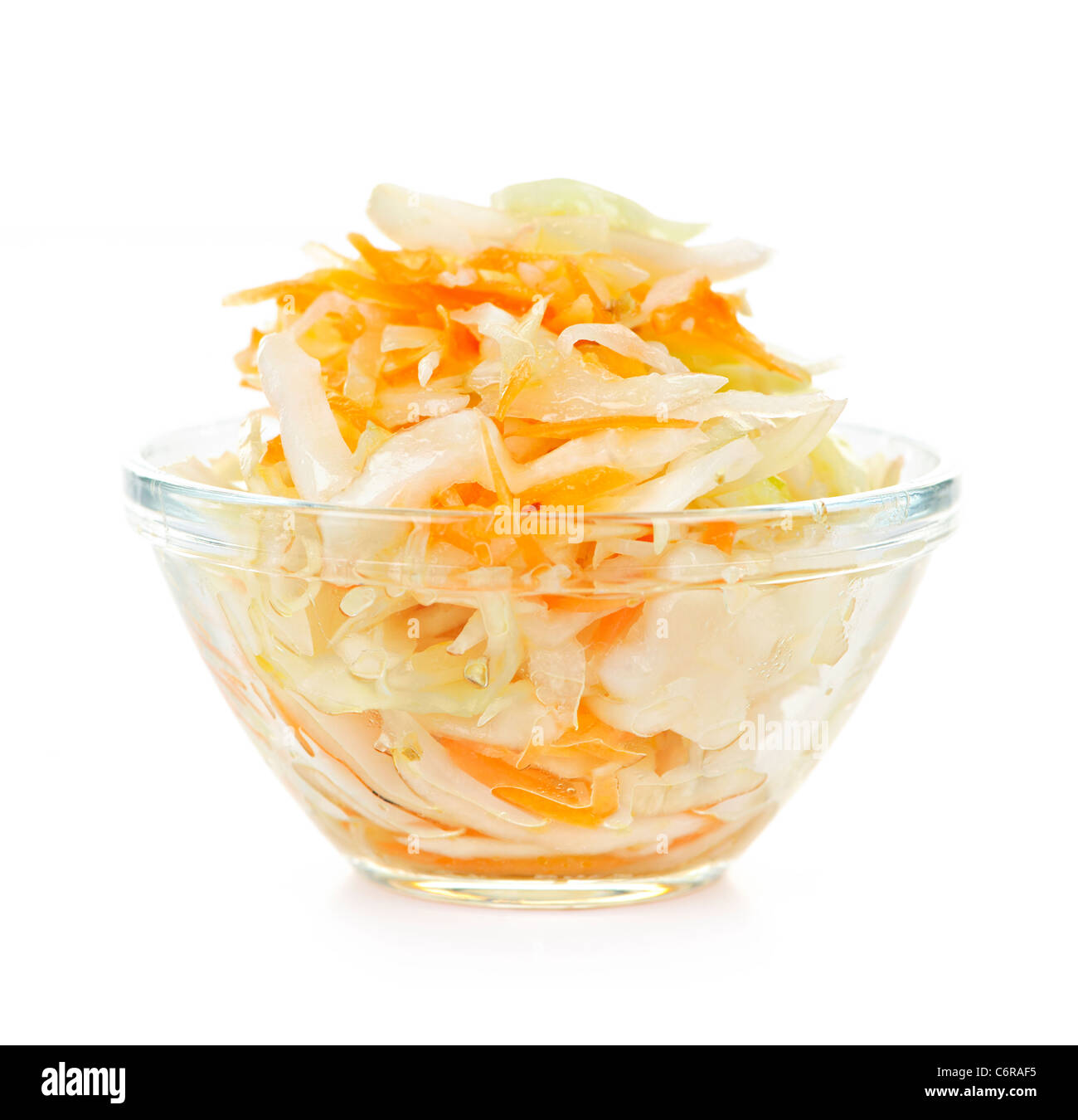 Coleslaw dans bol en verre sur fond blanc Banque D'Images