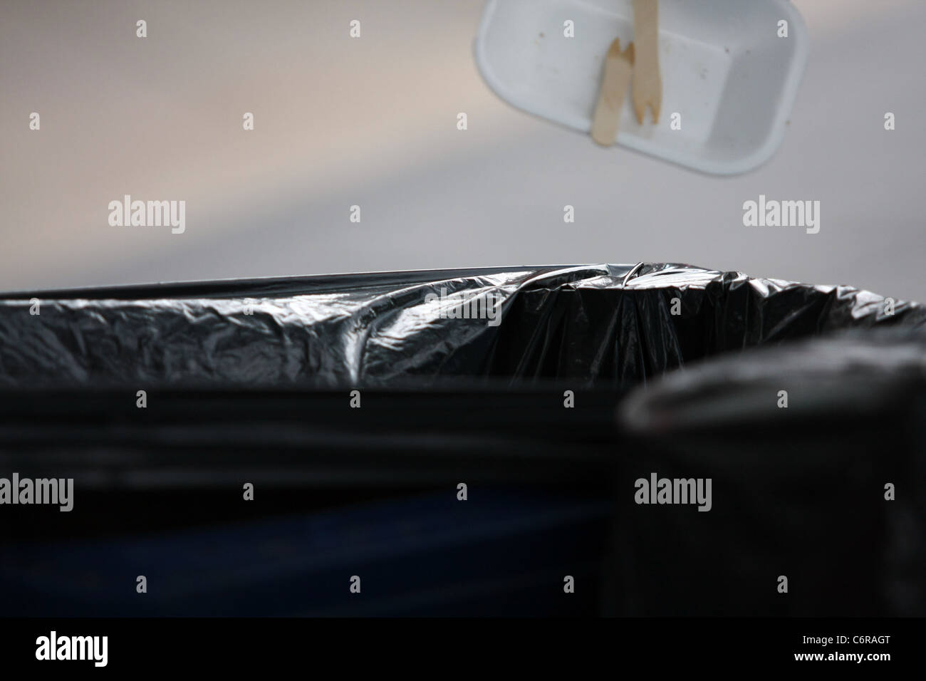 Un vide en polystyrène et deux fourchettes en bois de tomber dans un bac à litière Banque D'Images