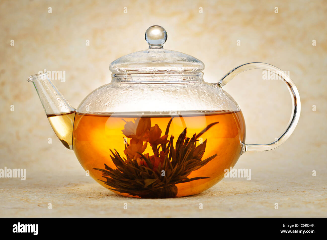 Floraison floraison thé vert dans la théière en verre Banque D'Images