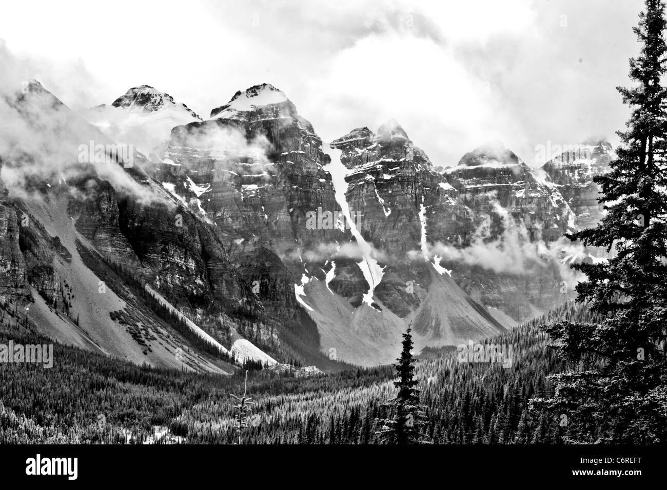Les majestueuses Rocheuses canadiennes couvertes de brouillard Banque D'Images