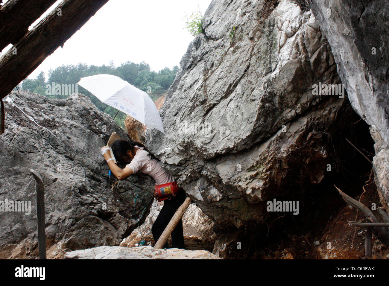 La baisse énorme rocher femme tue en Chine une femme a été tué par la chute d'un rocher après un terrible accident dans les collines de Banque D'Images