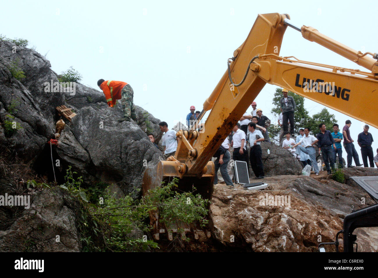 La baisse énorme rocher femme tue en Chine une femme a été tué par la chute d'un rocher après un terrible accident dans les collines de Banque D'Images