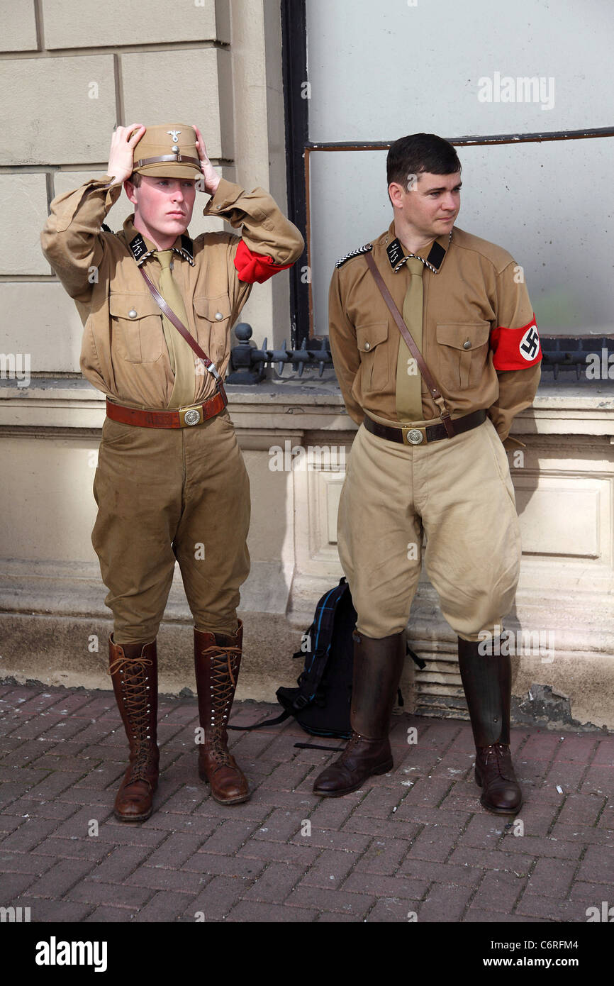 Figurants déguisés en soldats nazis sur le plateau de tournage de "Christopher et sa nature" Belfast - Irlande du Nord 23.05.10 Banque D'Images